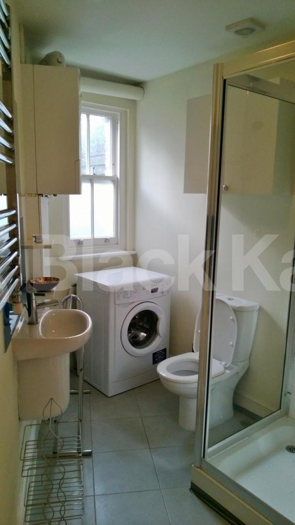 			LET, Studio Apartment, 1 bath, 1 reception Ground Floor Flat			 Hanover Gardens, Oval 